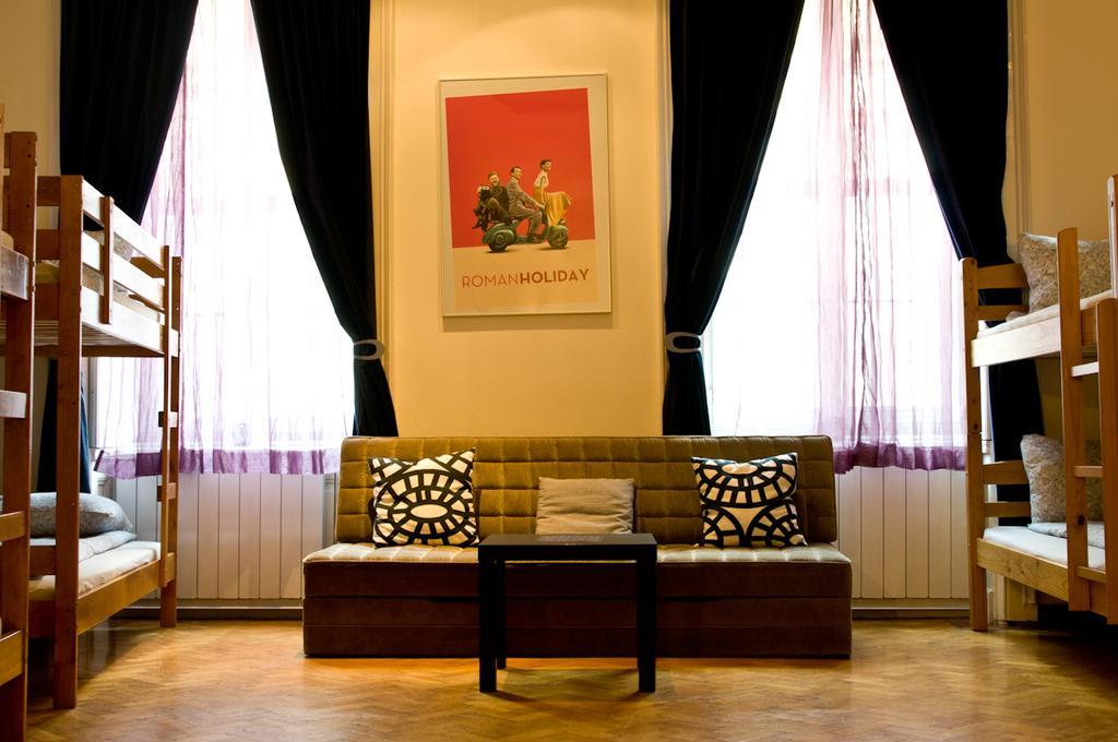 11Th Hour Cinema Hostel Budapest Exterior photo